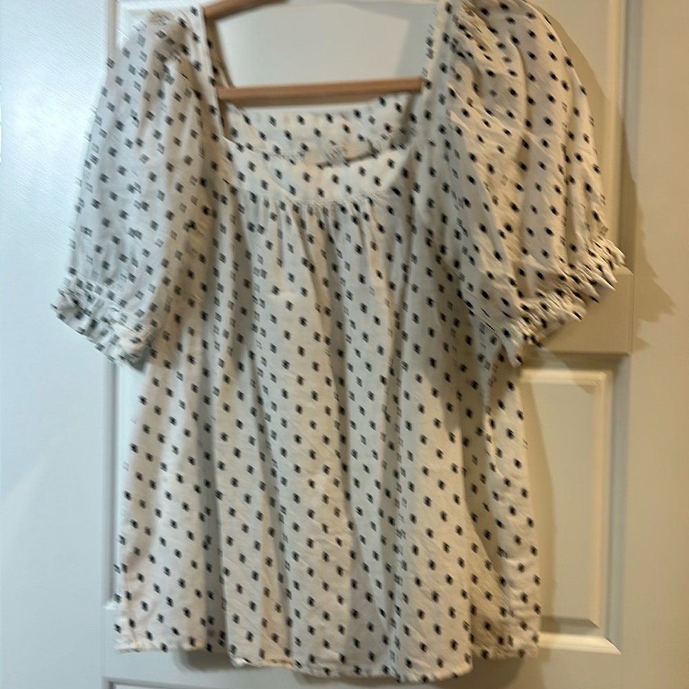 Lift size medium white with black polka dots